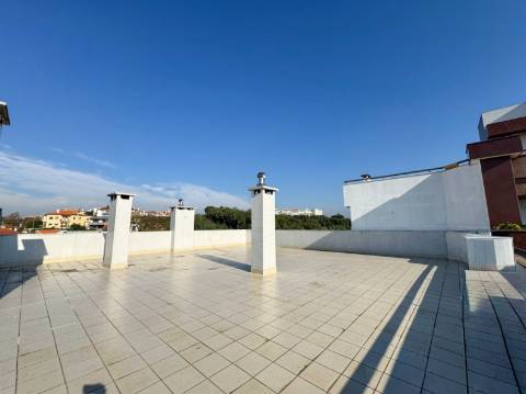 Apartamento T3 de Luxo no 6.º Andar | Terraços Exclusivos | Estacionamento e Arrumos