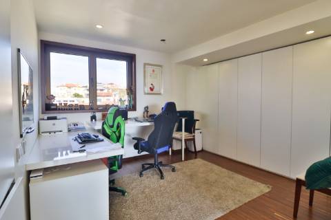 Apartamento T3 de Luxo no 6.º Andar | Terraços Exclusivos | Estacionamento e Arrumos