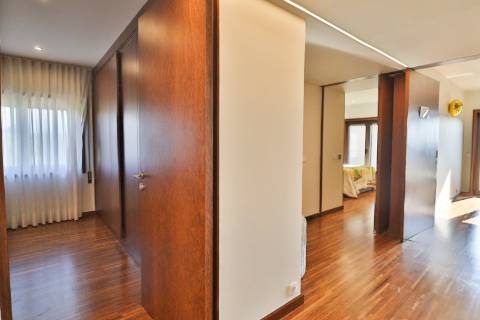 Apartamento T3 de Luxo no 6.º Andar | Terraços Exclusivos | Estacionamento e Arrumos