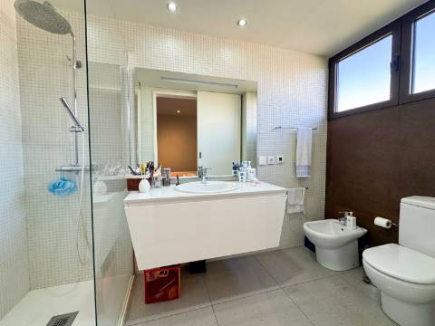 Apartamento T3 de Luxo no 6.º Andar | Terraços Exclusivos | Estacionamento e Arrumos