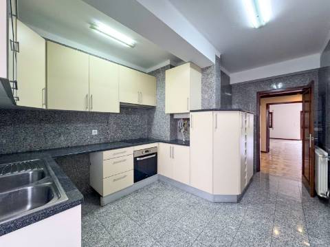 Apartamento T3 disponível para arrendamento no Centro de Águeda