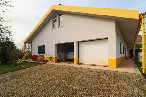 Quinta com 11.439 m², piscina coberta e 4 suítes - tranquilidade perto da cidade