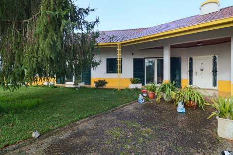 Quinta com 11.439 m², piscina coberta e 4 suítes - tranquilidade perto da cidade