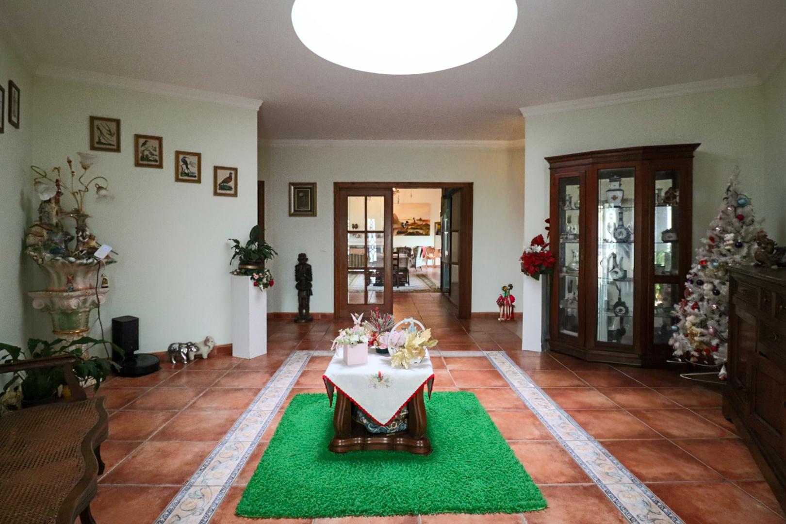 Quinta com 11.439 m², piscina coberta e 4 suítes - tranquilidade perto da cidade