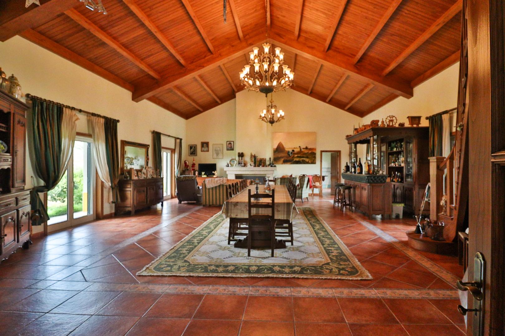 Quinta com 11.439 m², piscina coberta e 4 suítes - tranquilidade perto da cidade