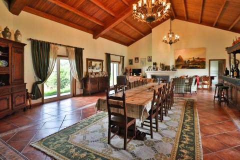 Quinta com 11.439 m², piscina coberta e 4 suítes - tranquilidade perto da cidade