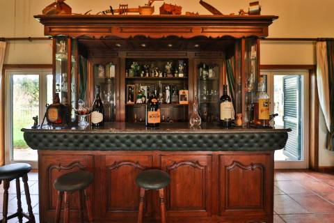 Quinta com 11.439 m², piscina coberta e 4 suítes - tranquilidade perto da cidade