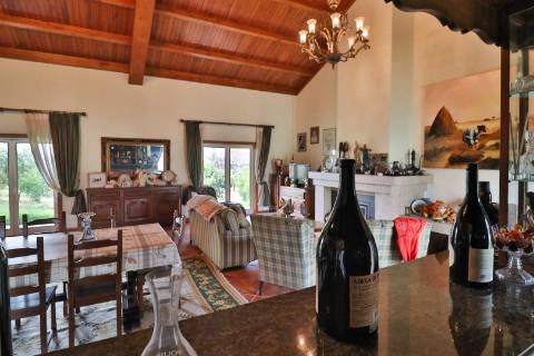 Quinta com 11.439 m², piscina coberta e 4 suítes - tranquilidade perto da cidade