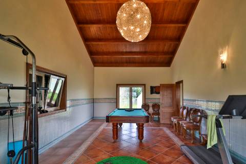 Quinta com 11.439 m², piscina coberta e 4 suítes - tranquilidade perto da cidade