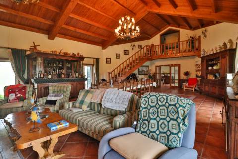 Quinta com 11.439 m², piscina coberta e 4 suítes - tranquilidade perto da cidade