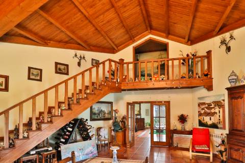 Quinta com 11.439 m², piscina coberta e 4 suítes - tranquilidade perto da cidade