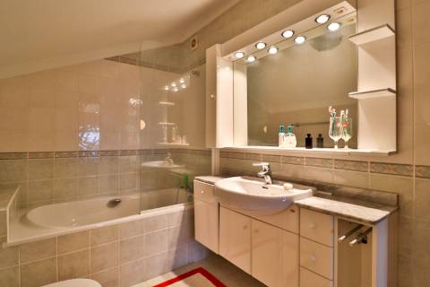 Quinta com 11.439 m², piscina coberta e 4 suítes - tranquilidade perto da cidade