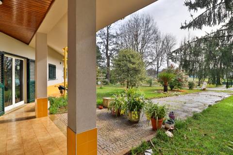 Quinta com 11.439 m², piscina coberta e 4 suítes - tranquilidade perto da cidade