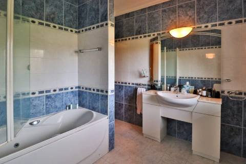 Quinta com 11.439 m², piscina coberta e 4 suítes - tranquilidade perto da cidade