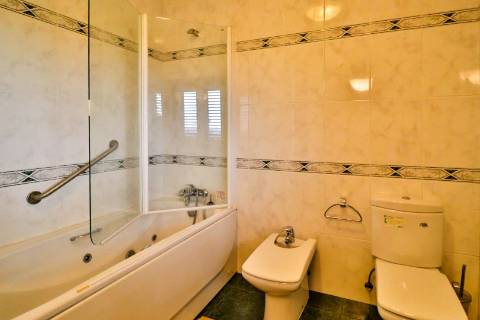 Quinta com 11.439 m², piscina coberta e 4 suítes - tranquilidade perto da cidade