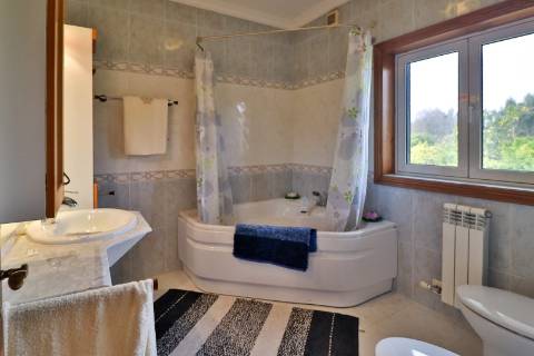 Quinta com 11.439 m², piscina coberta e 4 suítes - tranquilidade perto da cidade