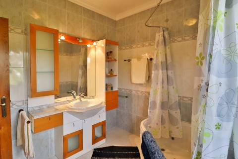 Quinta com 11.439 m², piscina coberta e 4 suítes - tranquilidade perto da cidade