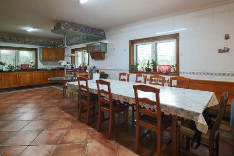 Quinta com 11.439 m², piscina coberta e 4 suítes - tranquilidade perto da cidade