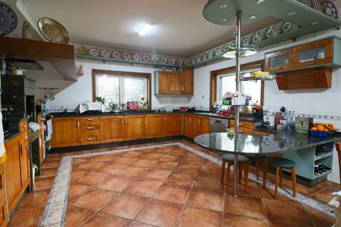 Quinta com 11.439 m², piscina coberta e 4 suítes - tranquilidade perto da cidade