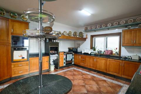 Quinta com 11.439 m², piscina coberta e 4 suítes - tranquilidade perto da cidade