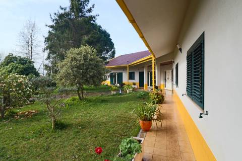 Quinta com 11.439 m², piscina coberta e 4 suítes - tranquilidade perto da cidade