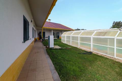 Quinta com 11.439 m², piscina coberta e 4 suítes - tranquilidade perto da cidade