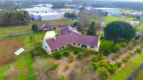 Quinta com 11.439 m², piscina coberta e 4 suítes - tranquilidade perto da cidade