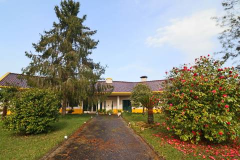 Quinta com 11.439 m², piscina coberta e 4 suítes - tranquilidade perto da cidade