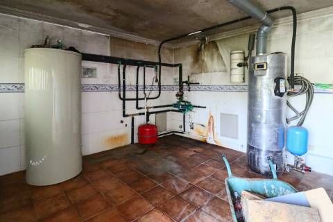 Quinta com 11.439 m², piscina coberta e 4 suítes - tranquilidade perto da cidade