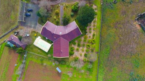 Quinta com 11.439 m², piscina coberta e 4 suítes - tranquilidade perto da cidade