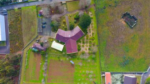 Quinta com 11.439 m², piscina coberta e 4 suítes - tranquilidade perto da cidade