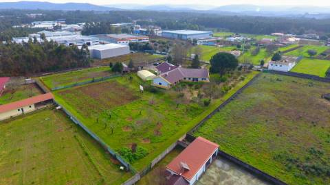 Quinta com 11.439 m², piscina coberta e 4 suítes - tranquilidade perto da cidade