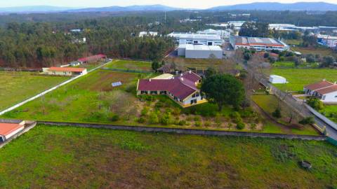 Quinta com 11.439 m², piscina coberta e 4 suítes - tranquilidade perto da cidade