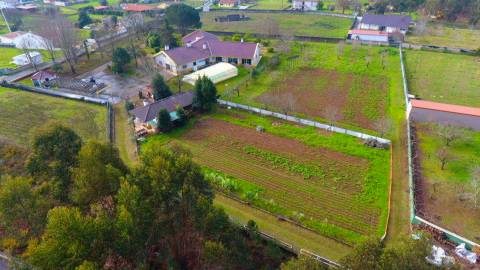 Quinta com 11.439 m², piscina coberta e 4 suítes - tranquilidade perto da cidade