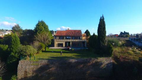 Moradia T4 com 4.200 m² de terreno, piscina e total privacidade em Águeda