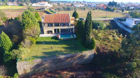 Moradia T4 com 4.200 m² de terreno, piscina e total privacidade em Águeda