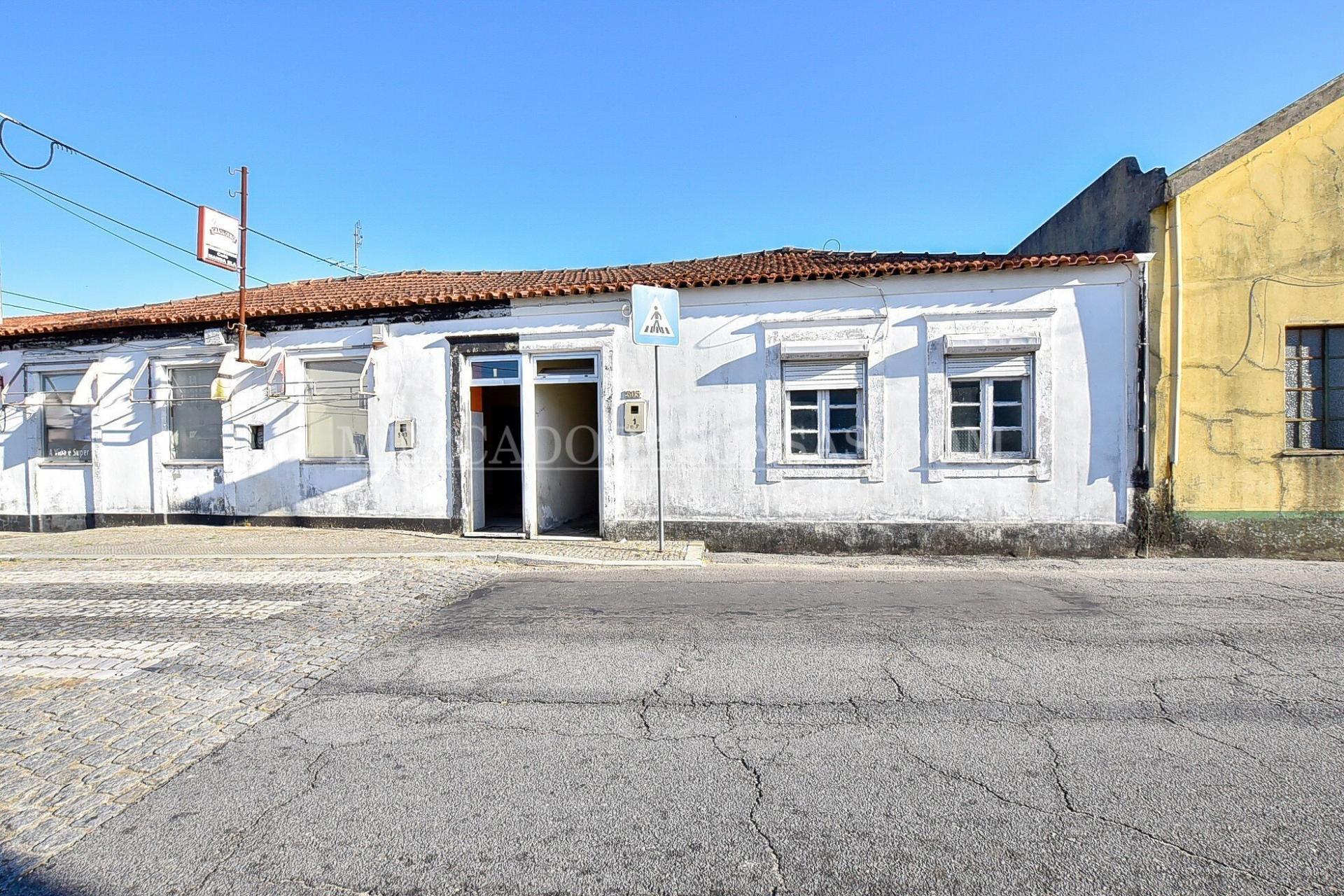 Propriedade-Espaço Comercial e 5 Habitações para Restaurar