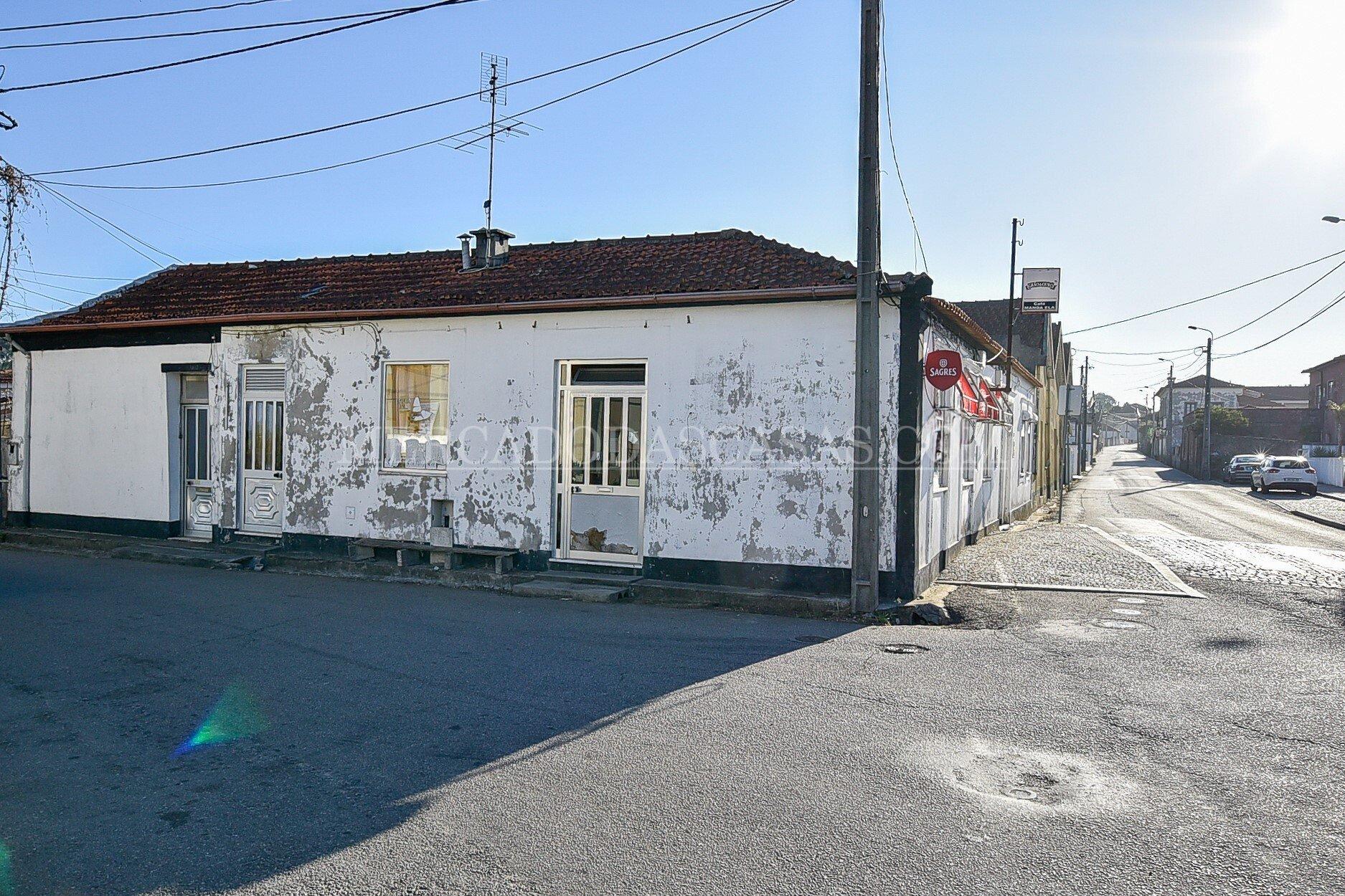 Propriedade-Espaço Comercial e 5 Habitações para Restaurar