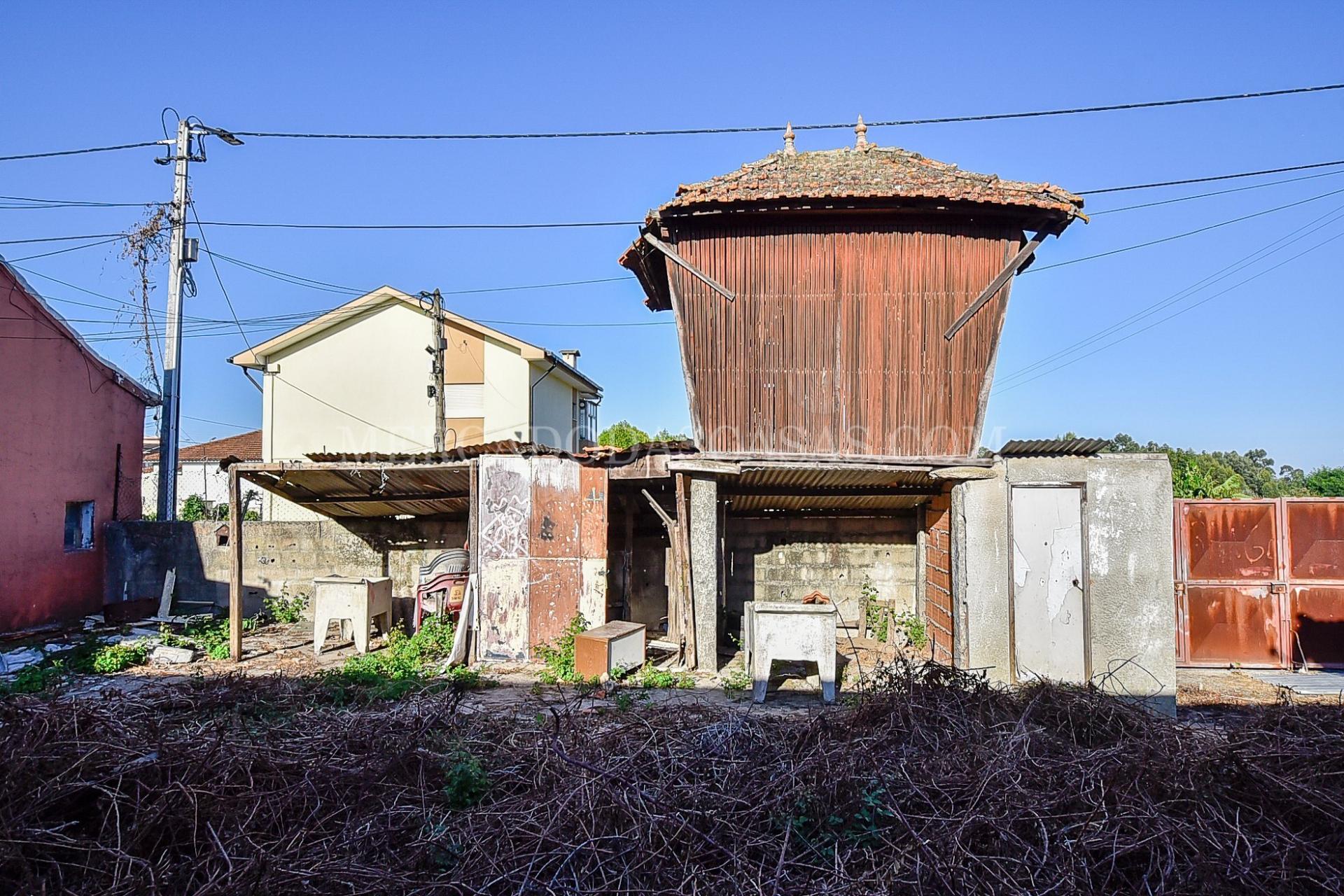 Propriedade-Espaço Comercial e 5 Habitações para Restaurar