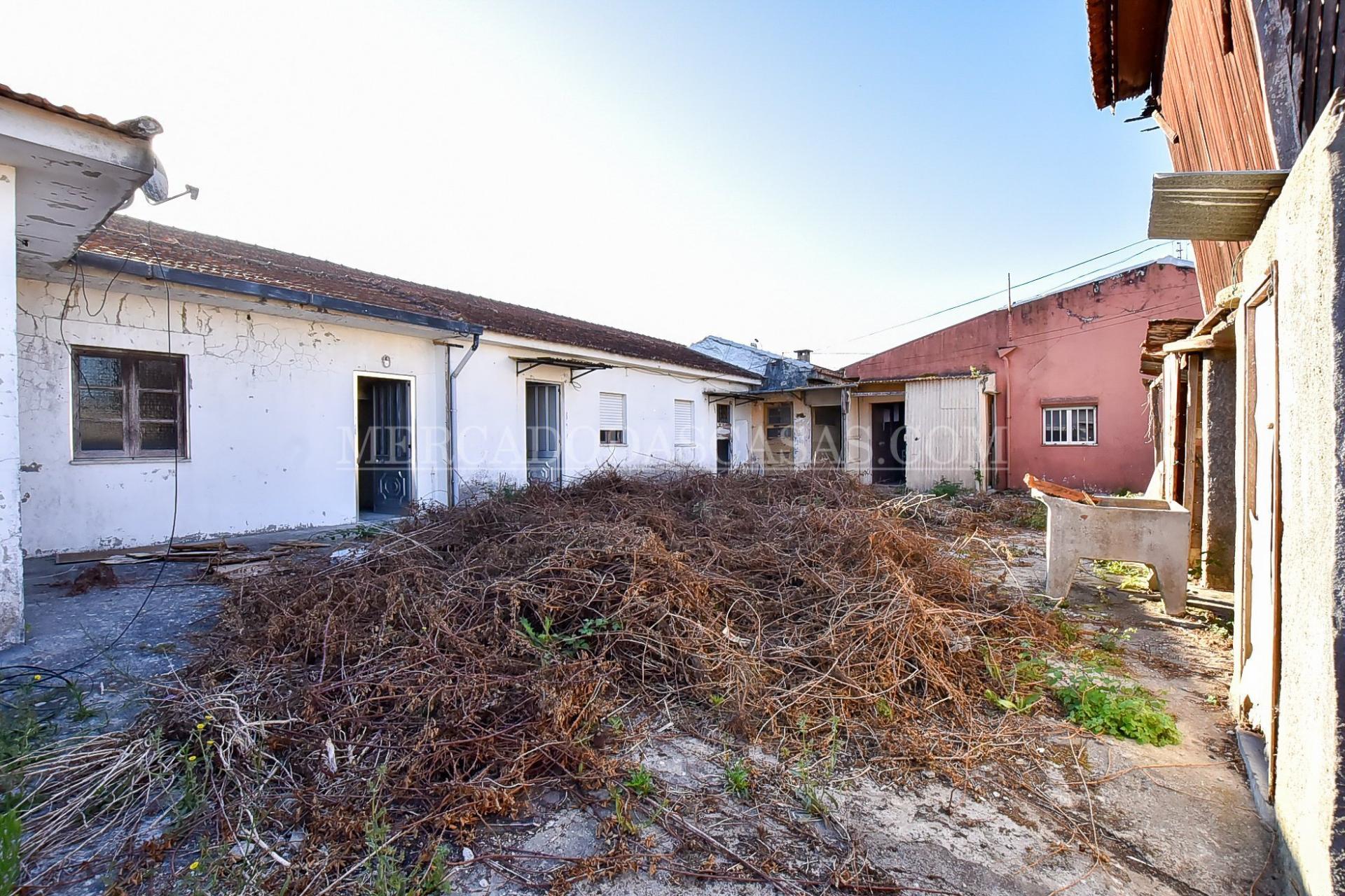 Propriedade-Espaço Comercial e 5 Habitações para Restaurar