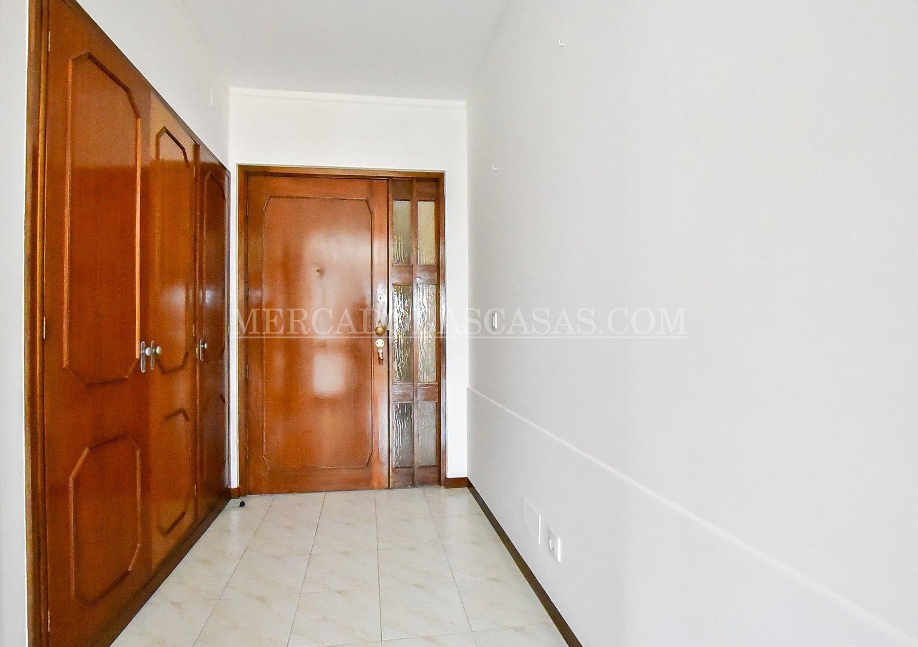 T2 Renovado c/ Garagem – Centro de Espinho (5.º piso, 3 frentes)