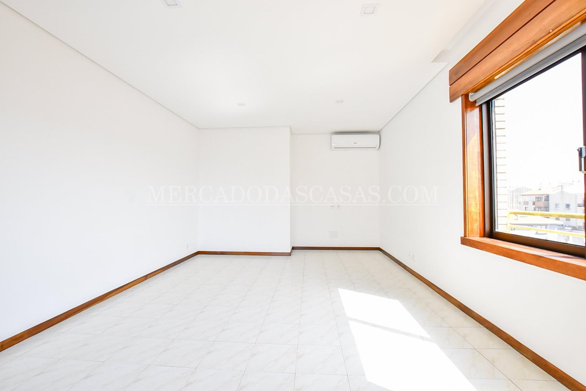 T2 Renovado c/ Garagem – Centro de Espinho (5.º piso, 3 frentes)