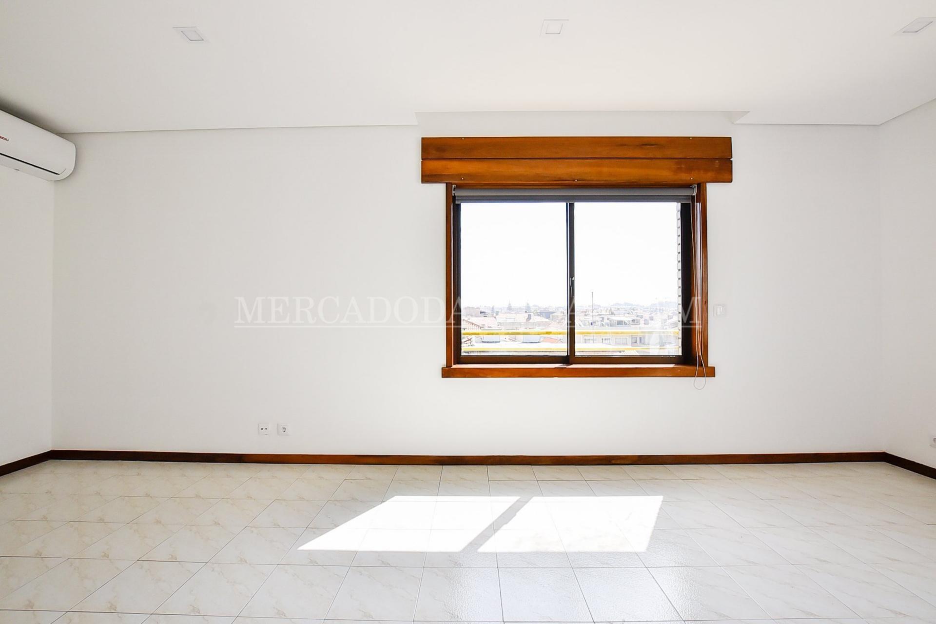 T2 Renovado c/ Garagem – Centro de Espinho (5.º piso, 3 frentes)