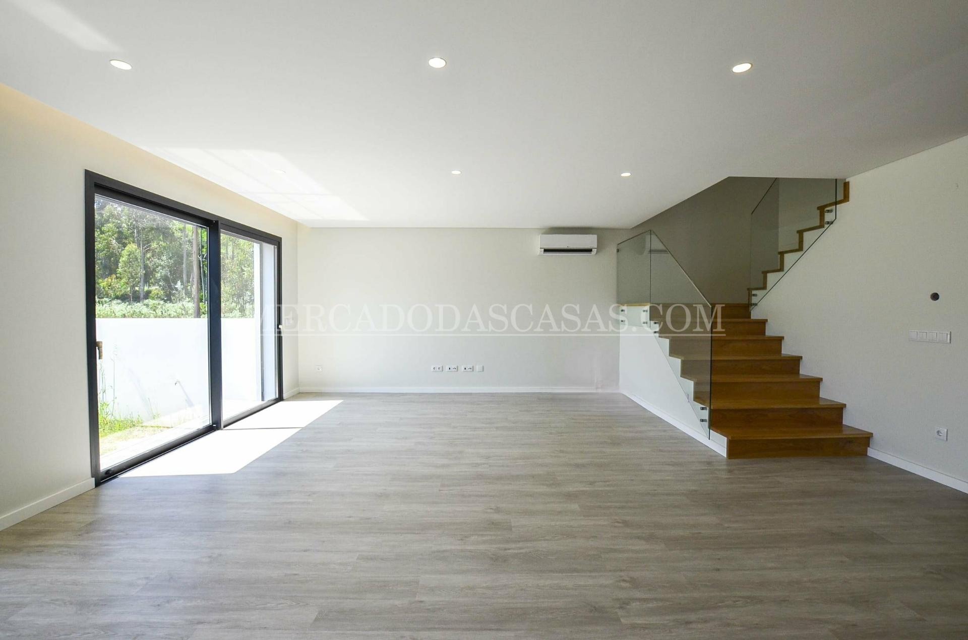 Moradia T4 com Design Moderno e Acabamentos de Excelência