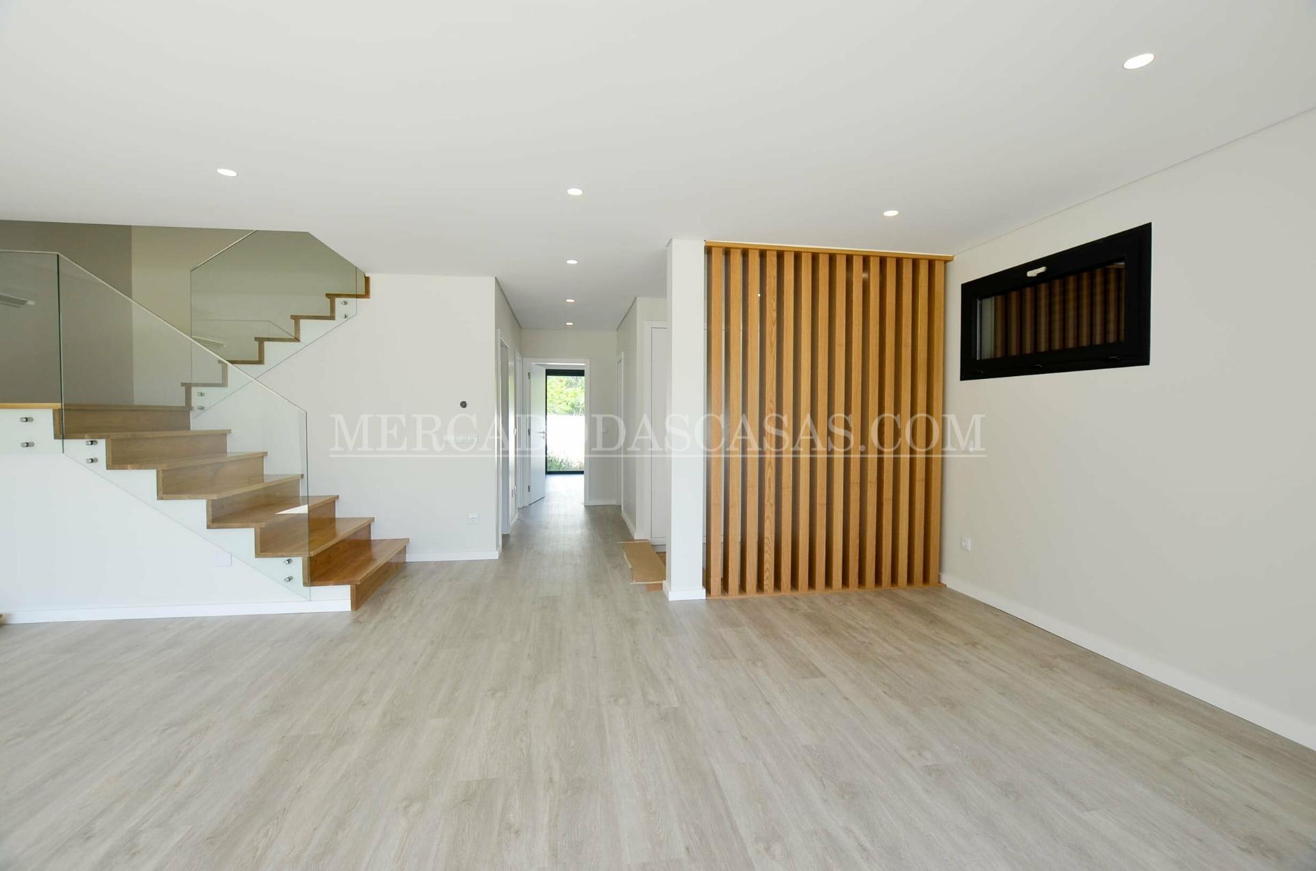 Moradia T4 com Design Moderno e Acabamentos de Excelência