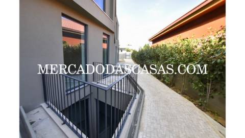 Luxuosa Moradia T3+1 inserida em...