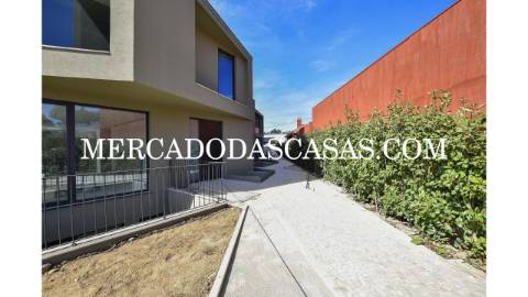 Luxuosa Moradia T3+1 inserida em...