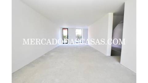 Luxuosa Moradia T3+1 inserida em...