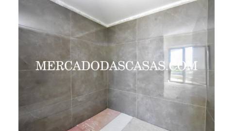 Luxuosa Moradia T3+1 inserida em...