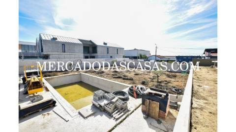 Luxuosa Moradia T3+1 inserida em...